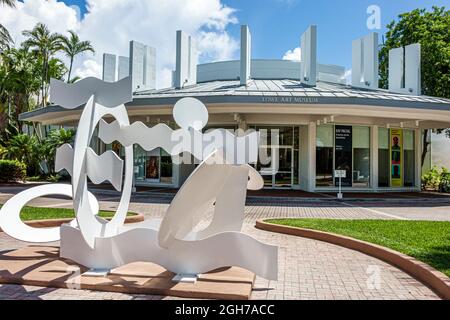 Miami Florida, Coral Gables, University of Miami, Lowe Art Museum Gebäude außen, Eingang Skulptur Metall Hans van de Bovenkamp Kreise & Wellen Stockfoto