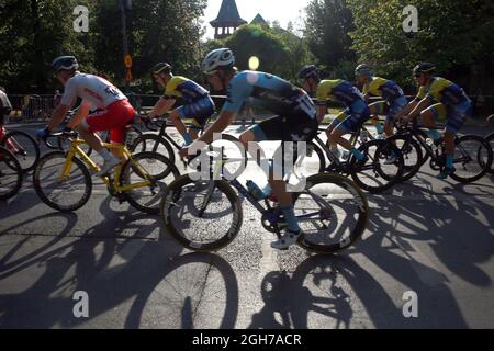 Bukarest, Rumänien. September 2021. Radfahrer treten während der letzten Etappe der Radrenntour durch Rumänien 2021 in Bukarest, Rumänien, am 5. September 2021 an. Quelle: Gabriel Petrescu/Xinhua/Alamy Live News Stockfoto