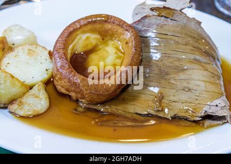 Großbritannien England North Yorkshire Haworth, Old White Lion Hotelrestaurant Yorkshire Pudding Roastbeef Potato Dinner Stockfoto