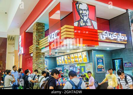 Dubai VAE, Vereinigte Arabische Emirate, Downtown Dubai Mall Food Court plaza, KFC Fast-Food-Restaurant Englisch Arabisch Gegenkunden, Colonel Sanders Stockfoto
