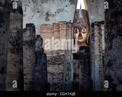 Nahaufnahme der alten großen buddha-Statue im Inneren der alten Kirche mit Ruinen im Wat Sri Chum Tempel, dem berühmten Wahrzeichen in Sukhothai Historical Par Stockfoto