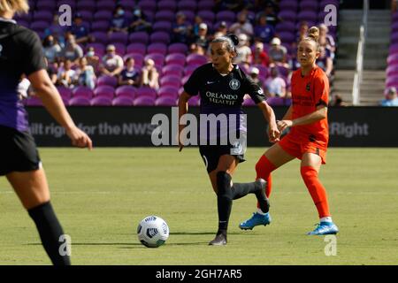 Orlando, Usa. September 2021. Marta (10 Orlando Pride) dribbelt den Ball während des Spiels der National Women's Soccer League zwischen Orlando Pride und Houston Dash im Exploria Stadium in Orlando, Florida. KEINE KOMMERZIELLE NUTZUNG. Kredit: SPP Sport Pressefoto. /Alamy Live News Stockfoto