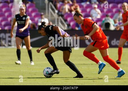 Orlando, Usa. September 2021. Marta (10 Orlando Pride) dribbelt den Ball während des Spiels der National Women's Soccer League zwischen Orlando Pride und Houston Dash im Exploria Stadium in Orlando, Florida. KEINE KOMMERZIELLE NUTZUNG. Kredit: SPP Sport Pressefoto. /Alamy Live News Stockfoto