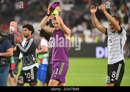 Stuttgart, Deutschland. 05. Sep, 2021. Torwart Manuel NEUER (GER) nach dem Ende des Spiels, applaudiert an die Fans, Fußballfans, finaler Jubel, Fußball Laenderspiel, WM-Qualifikationsgruppe J Spieltag 5, Deutschland - Armenien 6-0 am 09/05/2021 in Stuttgart, Mercedes Benz Arena. Kredit: dpa/Alamy Live Nachrichten Stockfoto