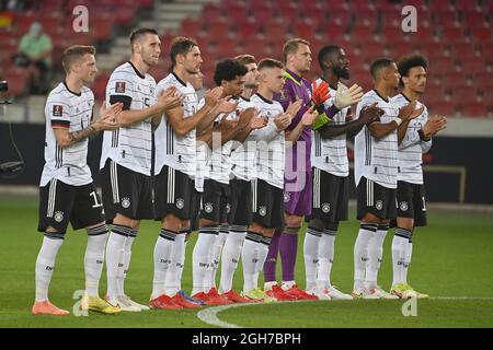 Teamfoto, Team, Team, Teamfoto die Spieler applaudieren - von links: Marco REUS (GER), Niklas SUELE (GER), Leon GORETZKA (GER), Jonas HOFMANN (GER), Serge GNABRY (GER), Timo WERNER (GER), Joshua KIMMICH (GER), Torwart Manuel NEUER (GER), Antonio RÜDIGER (GER), Thilo KEHRER (GER), Leroy SANE (GER). Fußball Laenderspiel, WM Qualification Group J Spieltag 5, Deutschland - Armenien 6-0 am 05.09.2021 in Stuttgart, Mercedes Benz Arena. Stockfoto