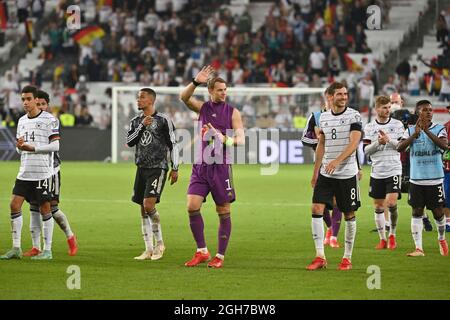 Stuttgart, Deutschland. September 2021. Teamfoto, Team, Team, Teamfoto, Torwart Manuel NEUER (GER) nach Spielende, Applaus an die Fans, Fußballfans, finaler Jubel, Fußball Laenderspiel, WM-Qualifikationsgruppe J Spieltag 5, Deutschland - Armenien 6-0 am 05.09.2021 in Stuttgart, Mercedes Benz Arena. Kredit: dpa/Alamy Live Nachrichten Stockfoto