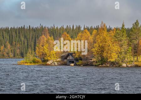 Finnische ruska Herbstlandschaft mit See Landhaus in Finnland. Stockfoto