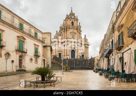 Der Dom von San Giorgio Kirche am leeren Duomo Platz in Ragusa, Sizilien Stockfoto