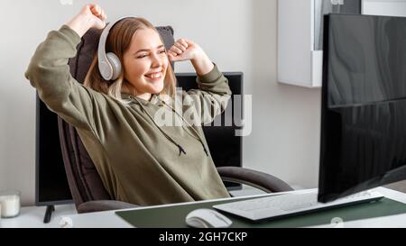 Glückliche Gewinnerin Frau haben Erfolg in pc-Computer-Video-Gamer oder Online-Job. Lotterie gewinnen emotionales Porträt der Freude Teenager-Mädchen am Desktop sitzen Stockfoto