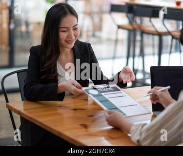 Vorstellungsgespräch im Büro, konzentrieren sich auf Lebenslauf schriftlich Tipps, Arbeitgeber Überprüfung guten lebenslauf der vorbereiteten qualifizierten Bewerber, Rekrutierer unter Berücksichtigung der Bewerbung, hr Stockfoto