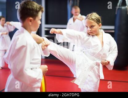 Kinder beim Karate-Training im Fitnessstudio Stockfoto