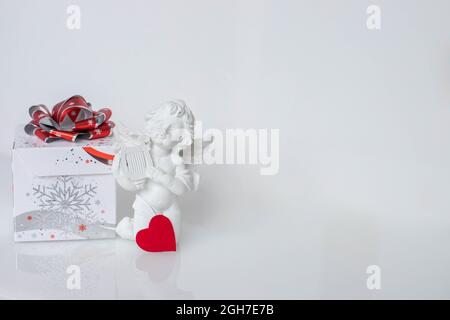 Keramik Engel und Geschenkbox Stockfoto