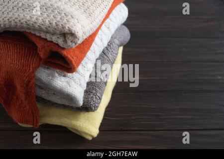 Gefaltete warme Strickpullover, Halb-Over oder Decken. Herbst- und Winterkleidung. Stockfoto
