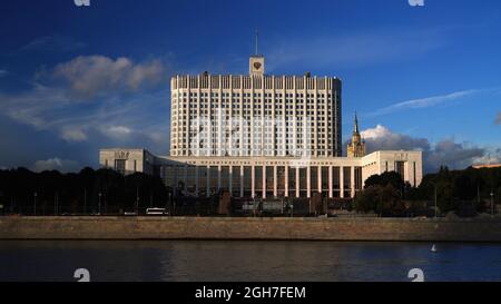 Russland, MOSKAU - September: 2021: Russland Regierungsgebäude am Fluss Moskau. Hochwertige Fotos Stockfoto