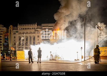 Die Gemeinde Falla brennt in der Nacht von La Crema auf der Plaza del Ayuntamiento von Valencia. La Crema ('verbrannt') ist der Akt des Feuers auf Karton- oder Holzdenkmäler (in diesem Fall die Fallas) während der Feierlichkeiten in verschiedenen Städten der Valencianischen Gemeinschaft (Spanien). Mit der Verbrennung der Denkmäler markiert es das Ende des Festivals. Die Fallas, das berühmteste Fest in Valencia, wird vom 1. Bis 5. September 2021 mit Einschränkungen aufgrund der durch Covid19 verursachten Pandemie gefeiert. (Foto von Xisco Navarro/SOPA Images/Sipa USA) Stockfoto
