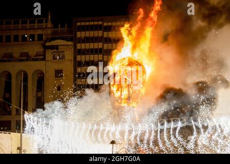 Die Gemeinde Falla brennt in der Nacht von La Crema auf der Plaza del Ayuntamiento von Valencia. La Crema ('verbrannt') ist der Akt des Feuers auf Karton- oder Holzdenkmäler (in diesem Fall die Fallas) während der Feierlichkeiten in verschiedenen Städten der Valencianischen Gemeinschaft (Spanien). Mit der Verbrennung der Denkmäler markiert es das Ende des Festivals. Die Fallas, das berühmteste Fest in Valencia, wird vom 1. Bis 5. September 2021 mit Einschränkungen aufgrund der durch Covid19 verursachten Pandemie gefeiert. (Foto von Xisco Navarro/SOPA Images/Sipa USA) Stockfoto