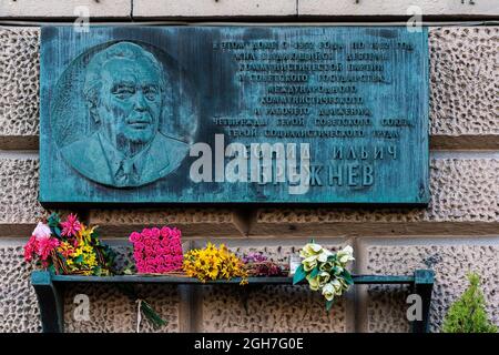 Moskau, Russland - 5. September 2021: Gedenktafel für Leonid Iljitsch Breschnew an seinem Wohnhaus in Moskau am Kutusowski-Prospekt. Hochwertige Fotos Stockfoto