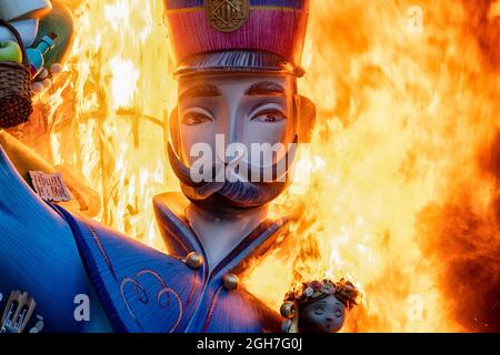 Valencia, Spanien. September 2021. Ein ninot brennt in einer Kinderfalla auf der Plaza del Ayuntamiento von Valencia. La Crema ('verbrannt') ist der Akt des Feuers auf Karton- oder Holzdenkmäler (in diesem Fall die Fallas) während der Feierlichkeiten in verschiedenen Städten der Valencianischen Gemeinschaft (Spanien). Mit der Verbrennung der Denkmäler markiert es das Ende des Festivals. Die Fallas, das berühmteste Fest in Valencia, wird vom 1. Bis 5. September 2021 mit Einschränkungen aufgrund der durch Covid19 verursachten Pandemie gefeiert. (Foto: Xisco Navarro/SOPA Images/Sipa USA) Quelle: SIPA USA/Alamy Live News Stockfoto