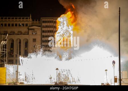 Die Gemeinde Falla brennt in der Nacht von La Crema auf der Plaza del Ayuntamiento von Valencia. La Crema ('verbrannt') ist der Akt des Feuers auf Karton- oder Holzdenkmäler (in diesem Fall die Fallas) während der Feierlichkeiten in verschiedenen Städten der Valencianischen Gemeinschaft (Spanien). Mit der Verbrennung der Denkmäler markiert es das Ende des Festivals. Die Fallas, das berühmteste Fest in Valencia, wird vom 1. Bis 5. September 2021 mit Einschränkungen aufgrund der durch Covid19 verursachten Pandemie gefeiert. (Foto von Xisco Navarro/SOPA Images/Sipa USA) Stockfoto