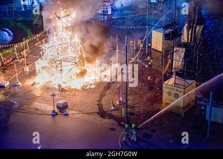 Die Gemeinde Falla brennt in der Nacht von La Crema auf der Plaza del Ayuntamiento von Valencia. La Crema ('verbrannt') ist der Akt des Feuers auf Karton- oder Holzdenkmäler (in diesem Fall die Fallas) während der Feierlichkeiten in verschiedenen Städten der Valencianischen Gemeinschaft (Spanien). Mit der Verbrennung der Denkmäler markiert es das Ende des Festivals. Die Fallas, das berühmteste Fest in Valencia, wird vom 1. Bis 5. September 2021 mit Einschränkungen aufgrund der durch Covid19 verursachten Pandemie gefeiert. (Foto von Xisco Navarro/SOPA Images/Sipa USA) Stockfoto