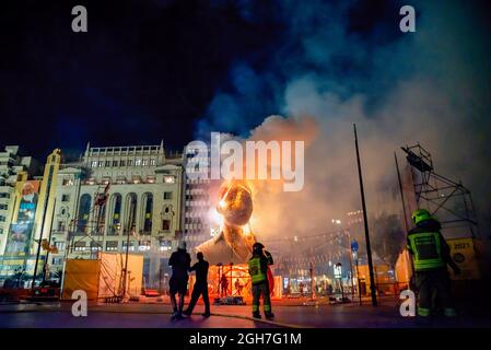 Die Gemeinde Falla brennt in der Nacht von La Crema auf der Plaza del Ayuntamiento von Valencia. La Crema ('verbrannt') ist der Akt des Feuers auf Karton- oder Holzdenkmäler (in diesem Fall die Fallas) während der Feierlichkeiten in verschiedenen Städten der Valencianischen Gemeinschaft (Spanien). Mit der Verbrennung der Denkmäler markiert es das Ende des Festivals. Die Fallas, das berühmteste Fest in Valencia, wird vom 1. Bis 5. September 2021 mit Einschränkungen aufgrund der durch Covid19 verursachten Pandemie gefeiert. (Foto von Xisco Navarro/SOPA Images/Sipa USA) Stockfoto