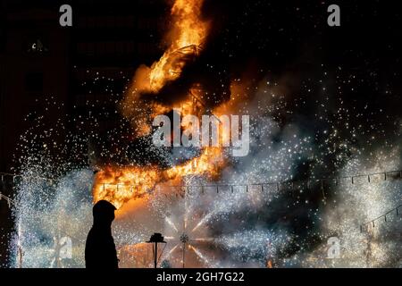 Die Gemeinde Falla brennt in der Nacht von La Crema auf der Plaza del Ayuntamiento von Valencia. La Crema ('verbrannt') ist der Akt des Feuers auf Karton- oder Holzdenkmäler (in diesem Fall die Fallas) während der Feierlichkeiten in verschiedenen Städten der Valencianischen Gemeinschaft (Spanien). Mit der Verbrennung der Denkmäler markiert es das Ende des Festivals. Die Fallas, das berühmteste Fest in Valencia, wird vom 1. Bis 5. September 2021 mit Einschränkungen aufgrund der durch Covid19 verursachten Pandemie gefeiert. (Foto von Xisco Navarro/SOPA Images/Sipa USA) Stockfoto