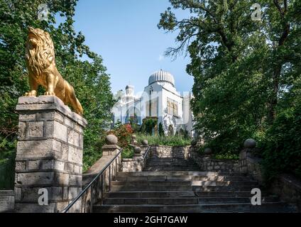 Eine Steintreppe mit einer Löwenskulptur führt zum Palast des Emir von Buchara, der 1905 in der Stadt Scheleznovodsk im Kaukasus i erbaut wurde Stockfoto