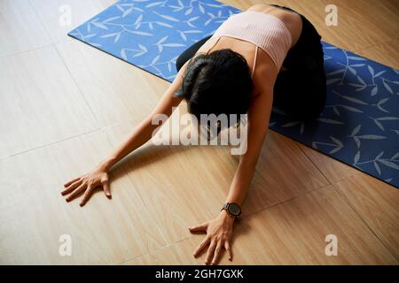 Slim Fit junge Frau genießt Yoga zu Hause, gesundes Lifestyle-Konzept Stockfoto