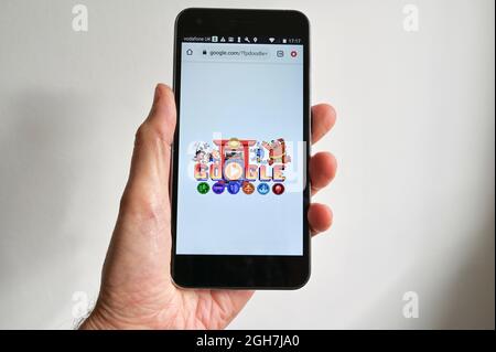 Google-Suchmaschinen-Logo auf einem Mobiltelefon angezeigt. Stockfoto