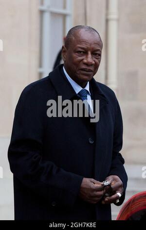 Datei-Foto vom 19. Januar 2015 des Präsidenten der Republik Guinea Alpha Conde im Elysee-Palast in Paris, Frankreich. Guineische Spezialeinheiten inszenierten am Sonntag einen Putsch, wobei sie Präsident Alpha Condé einfangten und eine landesweite Ausgangssperre „bis auf weiteres“ ankündigten sowie die Ersetzung der Gouverneure durch das Militär. Foto von Audrey Poree/ABACAPRESS.COM Stockfoto