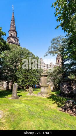 St. John's Church vom St. Cuthbert's Cemetery im Zentrum von Edinburgh, Schottland, Großbritannien Stockfoto