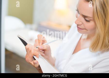 Ärztin füllt Patientenregistrierungsformular aus Stockfoto