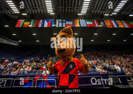 Ostrava, Tschechische Republik. September 2021. Eichhörnchen-Ass, Maskottchen der Volleyball-Europameisterschaft der Männer 2021 (CEV EuroVolley), wird während des B-Gruppenspiels Tschechische Republik gegen Slowenien am 3. September 2021 in Ostrava, Tschechische Republik, gesehen. Kredit: Vladimir Prycek/CTK Foto/Alamy Live Nachrichten Stockfoto