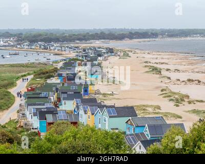 Blick auf die Strandhütten am Mudeford Spit Christchurch Dorset England Stockfoto