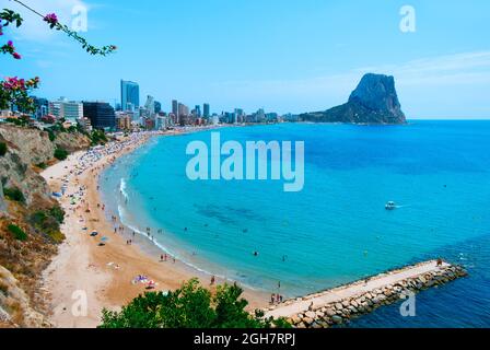 Calpe, Spanien - 2. August 2021: Panoramablick auf den Hauptstrand von Calpe, in der Valencianischen Gemeinschaft, die seine charakteristische Wohnung Towe unterstreicht Stockfoto