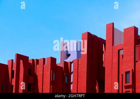 Calpe, Spanien - 2. August 2021: Detail des malerischen Gebäudes La Muralla Roja in Calpe, Spanien, ein von Ricardo Bofill A entworfenes Mehrfamilienhaus Stockfoto