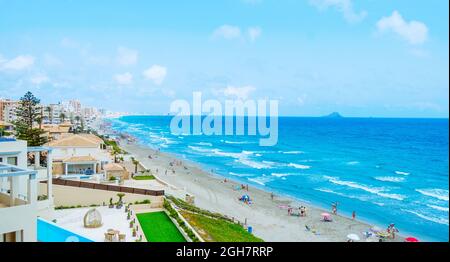 La Manga, Spanien - 29. Juli 2021: Panoramablick über den Strand Blanco del Tabal in La Manga del Mar Menor, in der Region Murcia, Spanien. Es ist ein Stockfoto
