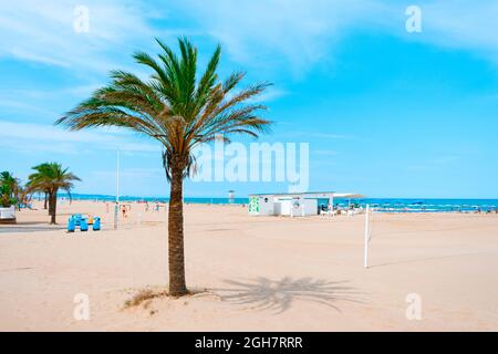 Gandia, Spanien - 2. August 2021: Blick auf den Strand von Platja de Gandia in Gandia, einem beliebten Sommerziel in der Valencianischen Gemeinschaft, mit einem freund Stockfoto