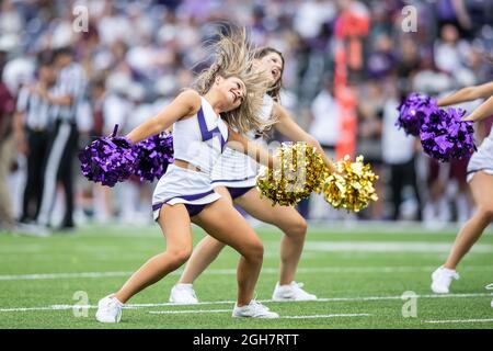 Die Cheerleader der Washington Huskies, die sich im zweiten Quartal eines NCAA-College-Fußballspiels zwischen den Washington Huskies und auf dem Spielfeld vorbilden Stockfoto