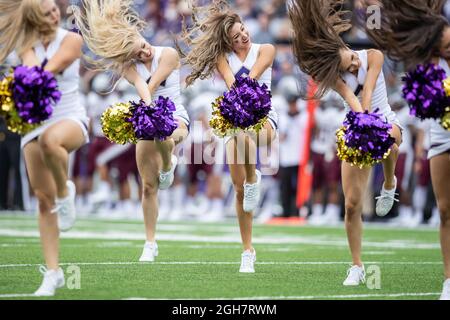 Die Cheerleader der Washington Huskies, die sich im zweiten Quartal eines NCAA-College-Fußballspiels zwischen den Washington Huskies und auf dem Spielfeld vorbilden Stockfoto