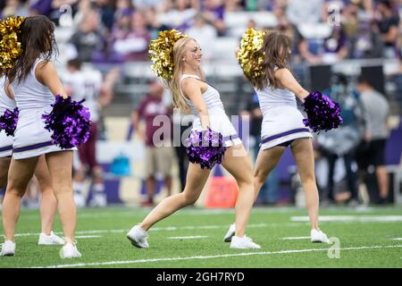 Die Cheerleader der Washington Huskies, die sich im zweiten Quartal eines NCAA-College-Fußballspiels zwischen den Washington Huskies und auf dem Spielfeld vorbilden Stockfoto