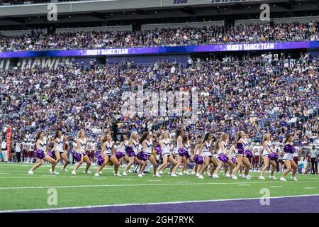 Die Cheerleader der Washington Huskies, die sich im zweiten Quartal eines NCAA-College-Fußballspiels zwischen den Washington Huskies und auf dem Spielfeld vorbilden Stockfoto