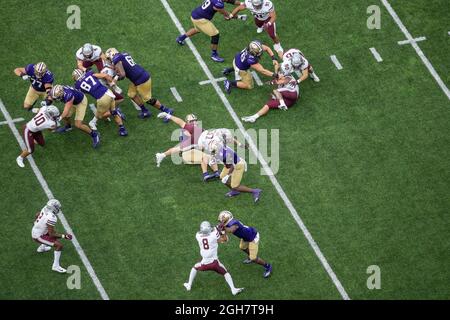 Washington Huskies läuft zurück Richard Newton (6) läuft mit dem Ball im dritten Viertel eines NCAA College Football Spiels gegen den Montana Gr Stockfoto