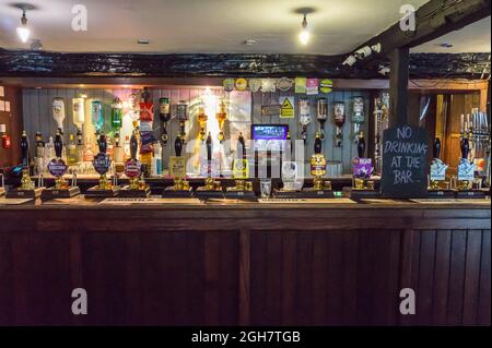 Echte Ale-Handpumpen an der Bar im Falcon Inn. Huntingdon, England Stockfoto