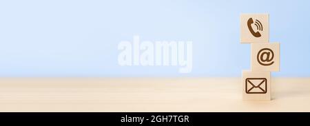 Web-Kontakt-Symbole auf blauem Hintergrund. Support Center Kundenservice. Kontaktieren Sie uns und Call Center Kundenservice Konzept, Icon Handy, emai Stockfoto