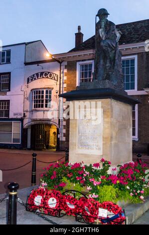 Huntingdon war Memorial von Kathleen Scott, 1923, und Falcon Inn Stockfoto