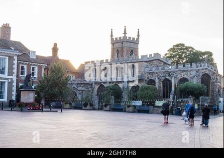 All Saints' Church und Kriegsdenkmal „The Thinking Soldier“ von Kathleen Scott, 1923, Market Square, Huntingdon, England bei Sonnenuntergang Stockfoto