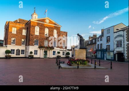 Huntingdon Town Hall, 1745, von Benjamin Timbrell, neoklassizistischer Stil und Kriegsdenkmal „The Thinking Soldier“ von Kathleen Scott, 1923 Stockfoto