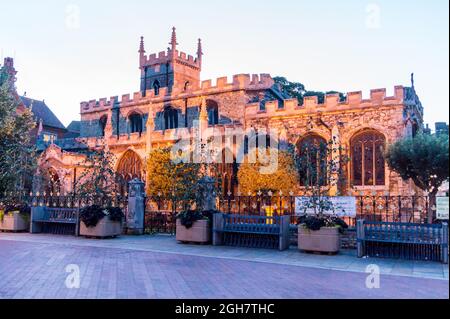 All Saints' Church und Kriegsdenkmal „The Thinking Soldier“ von Kathleen Scott, 1923, Market Square, Huntingdon, England bei Sonnenuntergang Stockfoto