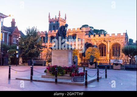 All Saints' Church und Kriegsdenkmal „The Thinking Soldier“ von Kathleen Scott, 1923, Market Square, Huntingdon, England bei Sonnenuntergang Stockfoto